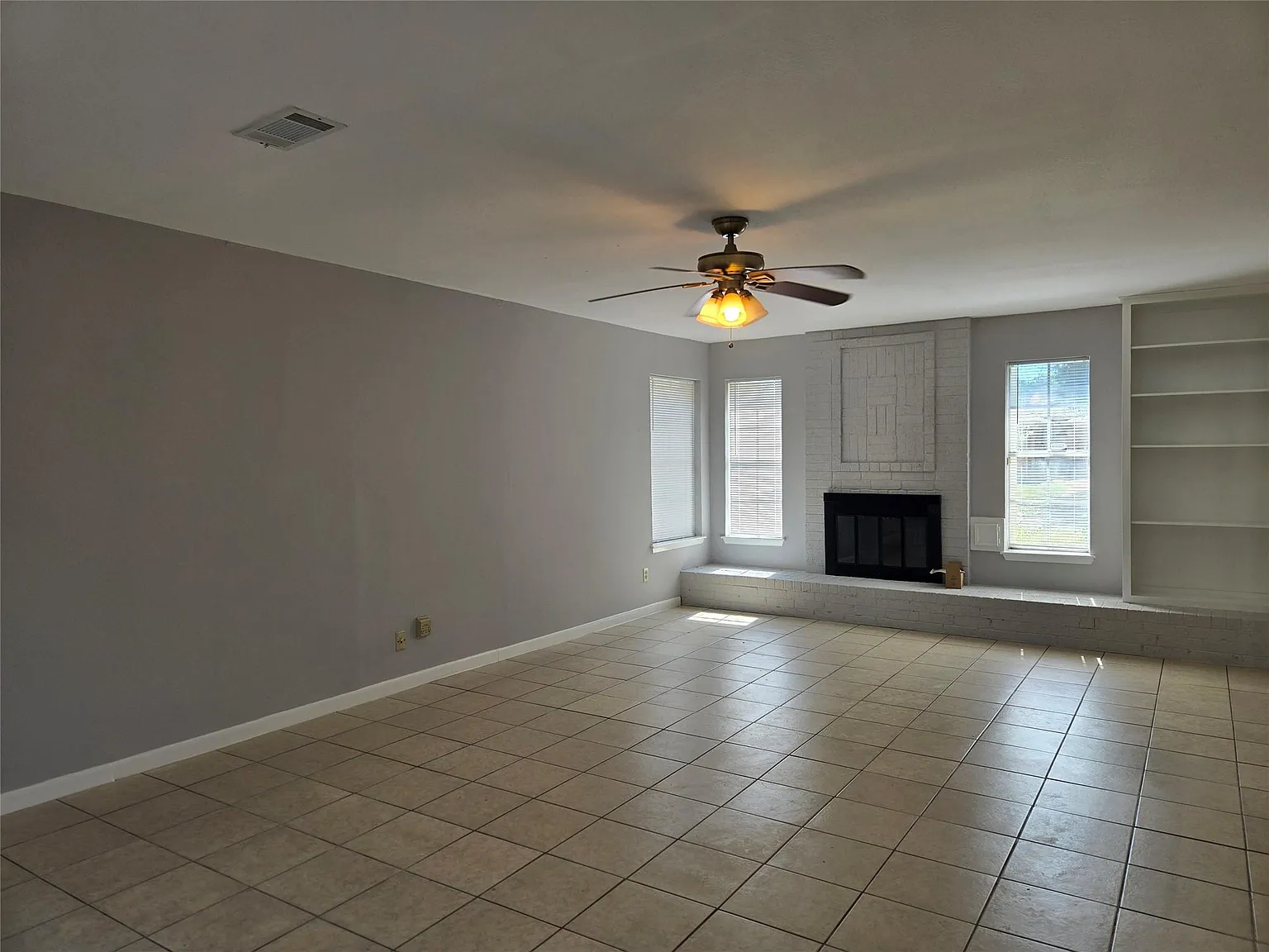 4 bed, 2.5 bath, 1976 sqft, $2,200 — Photo 4