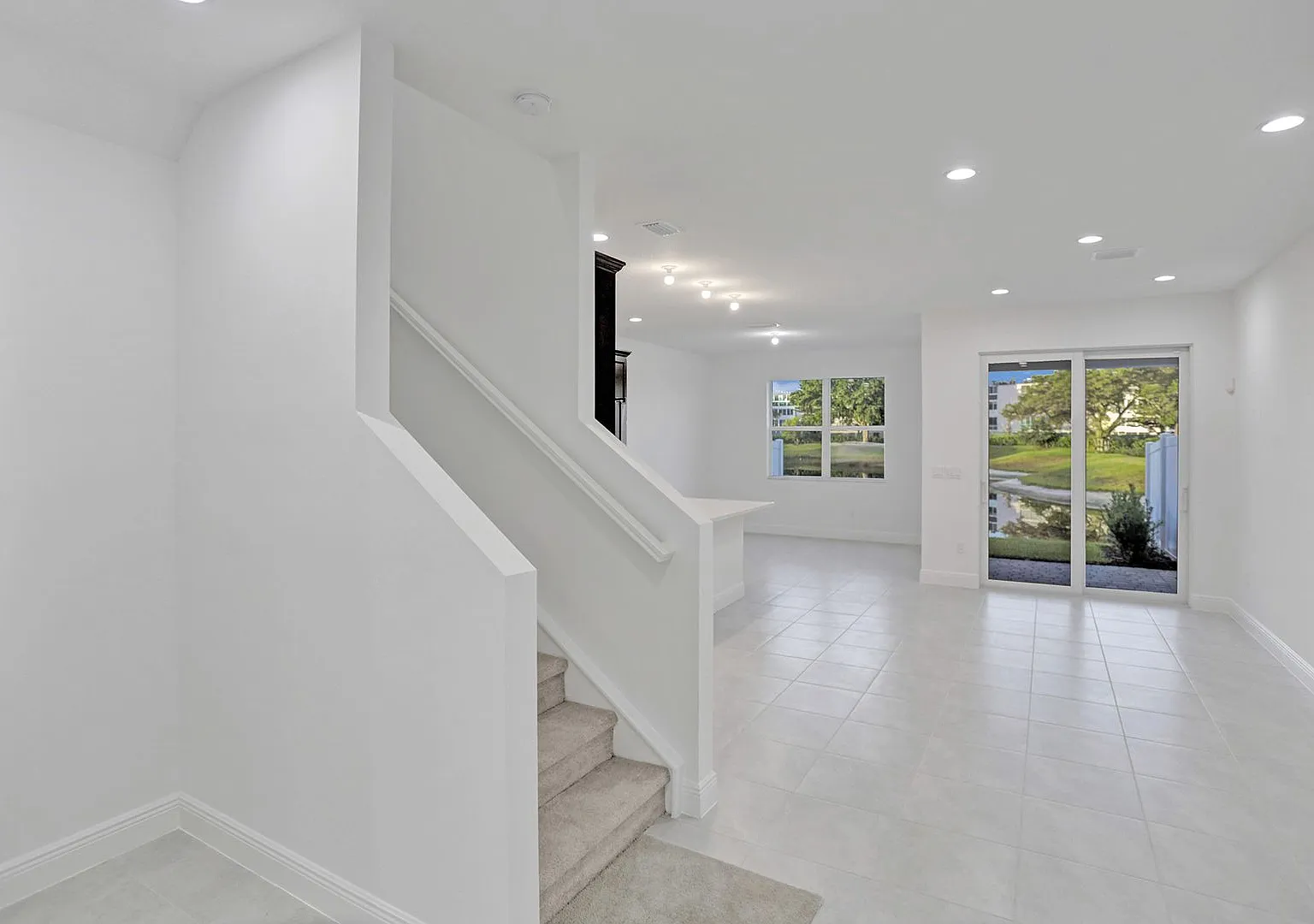 New 3 bedroom 2 bath Townhouse on the Lake in Deerfield Beach — Photo 1