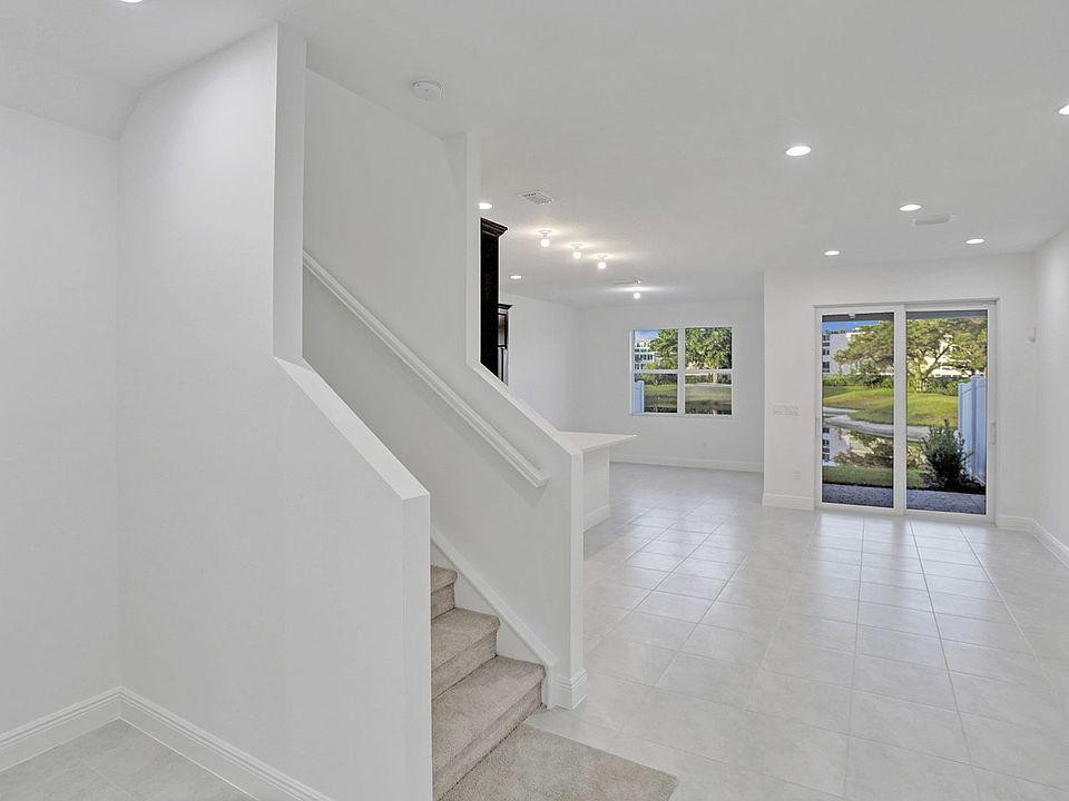 1st image of 585 Sanderling Cir