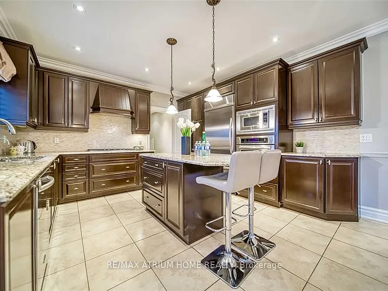 18 Soleil Blvd — Photo 5