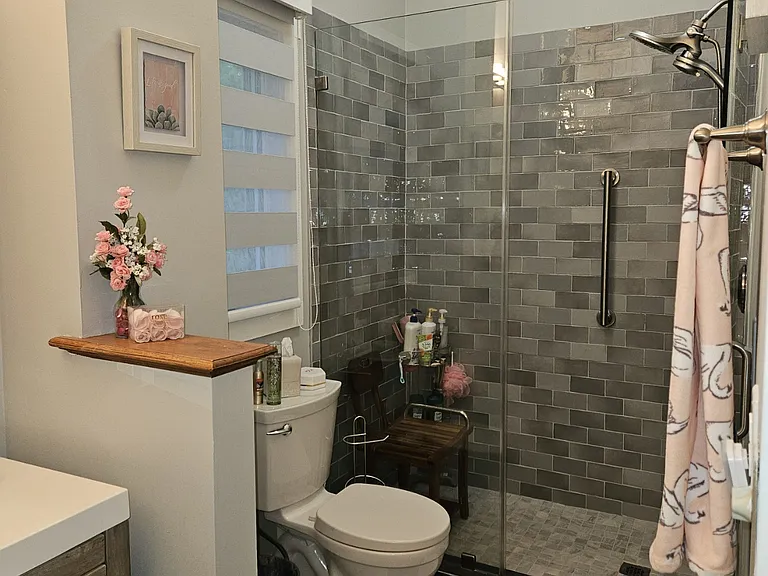 Insuite main bedroom bathroom