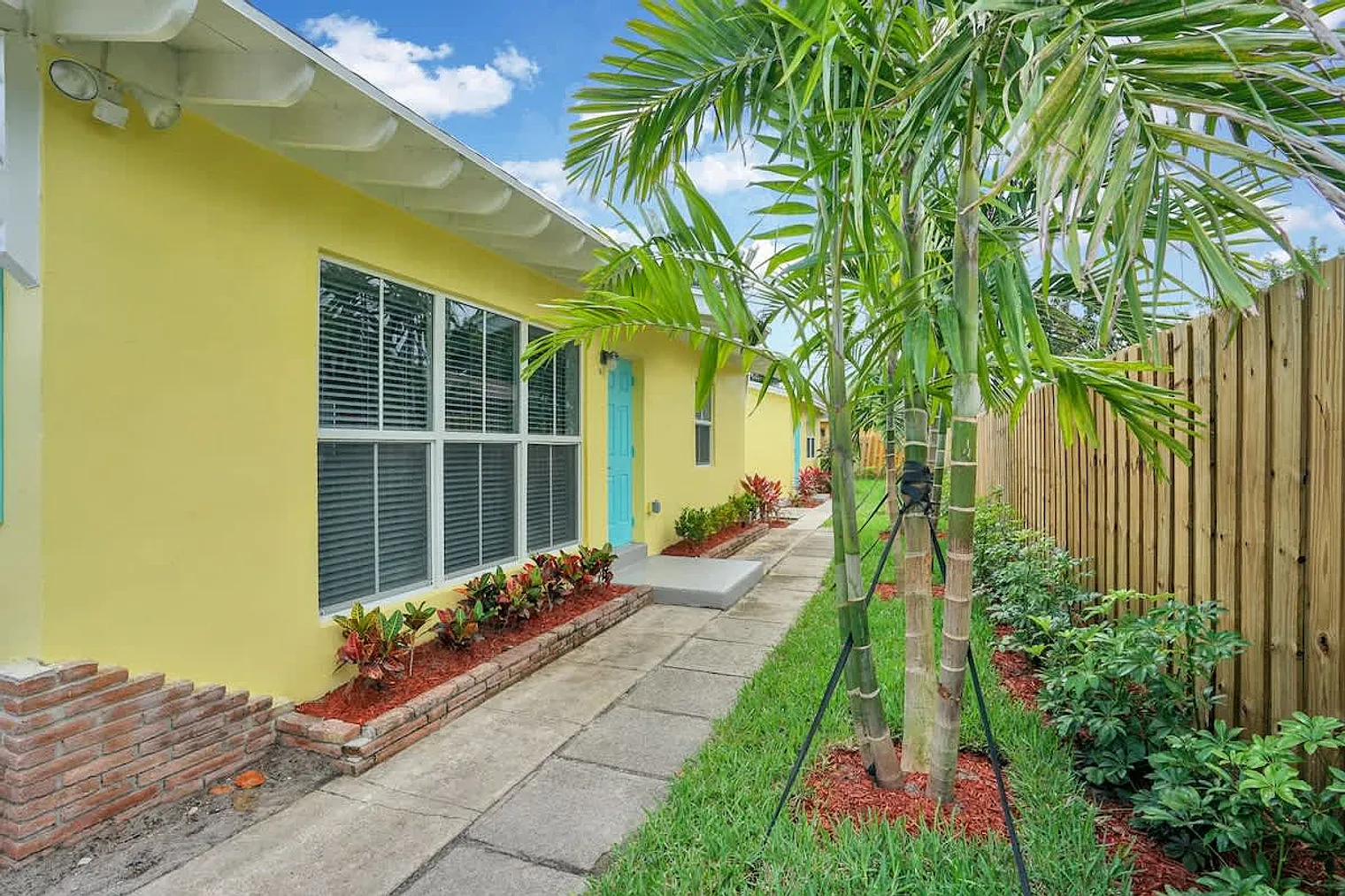 2 bed, 1.0 bath, 796 sqft, $2,962 — Photo 2