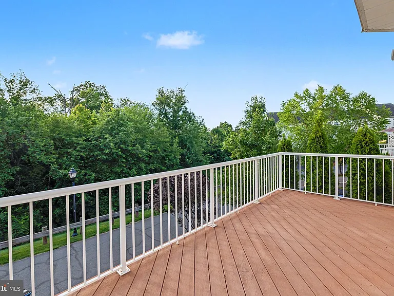 23108 Sunbury St — Photo 32