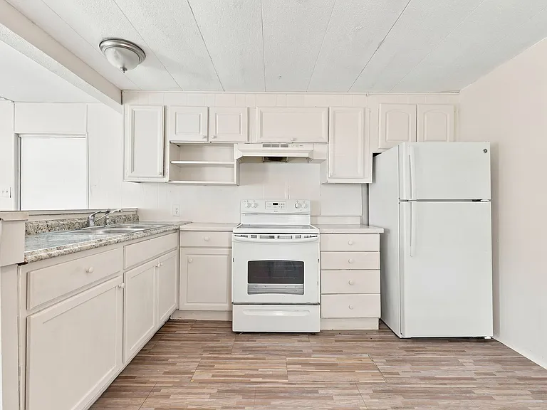 7205 Commons Blvd — Photo 7