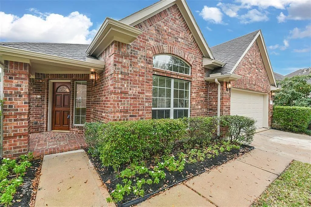 3 bed, 2.0 bath, 1899 sqft, $2,000 — Photo 1