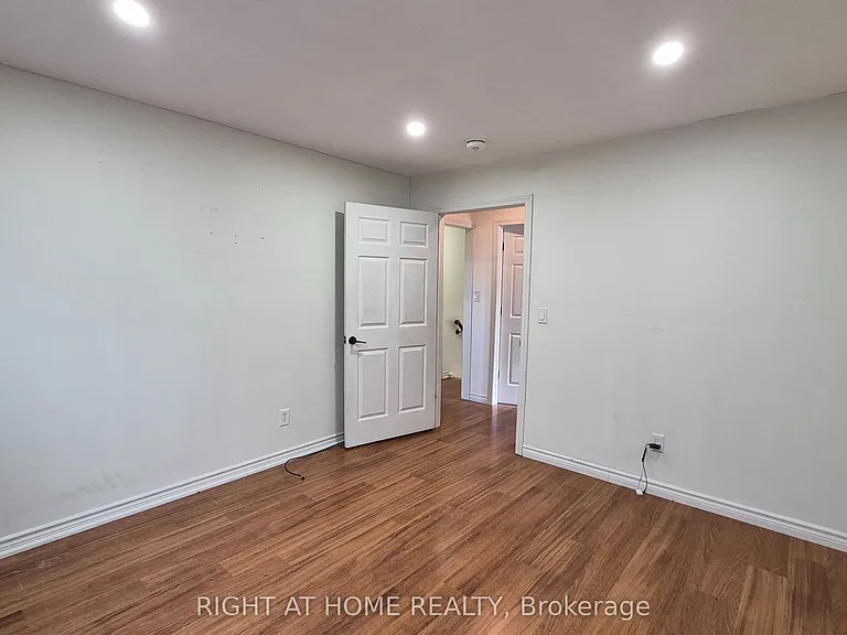 552 Grandview St S — Photo 22