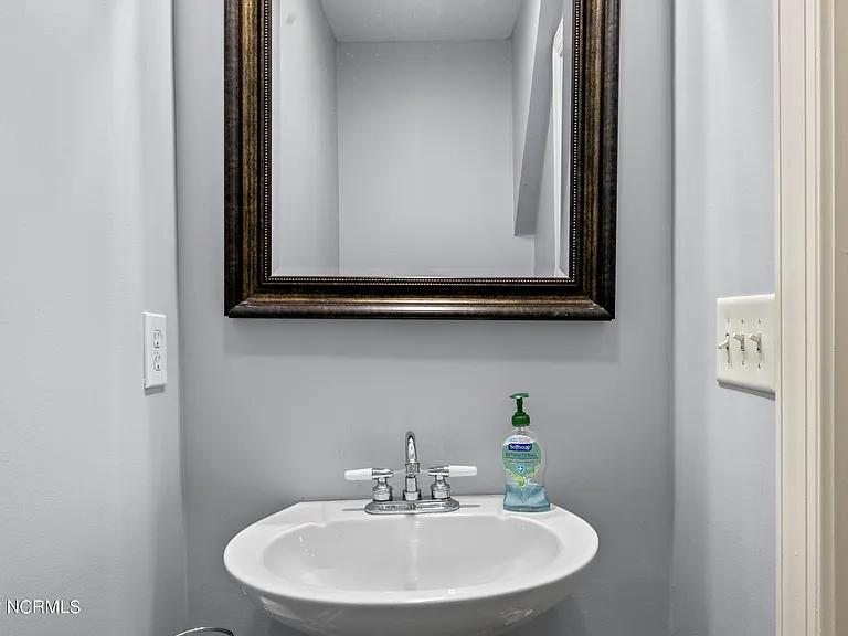 255 W Hedgelawn Way — Photo 23