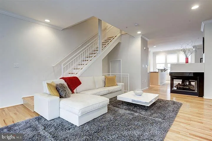 2058 N Oakland St — Photo 7