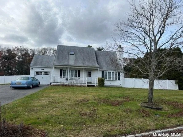 31 Creekside Drive, Middle Island, NY 11953
