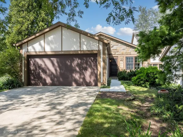 1049 Wheaton Oaks Dr, Wheaton, IL 60187