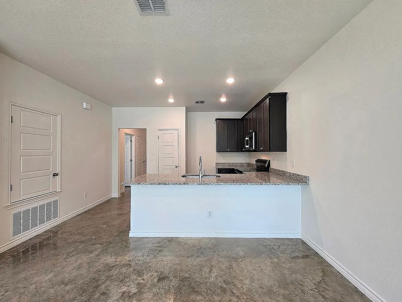 3 bed, 2350 sqft, $1,500 — Photo 4