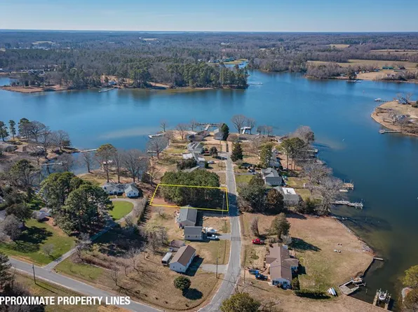 17 West Dr, Kilmarnock, VA 22482