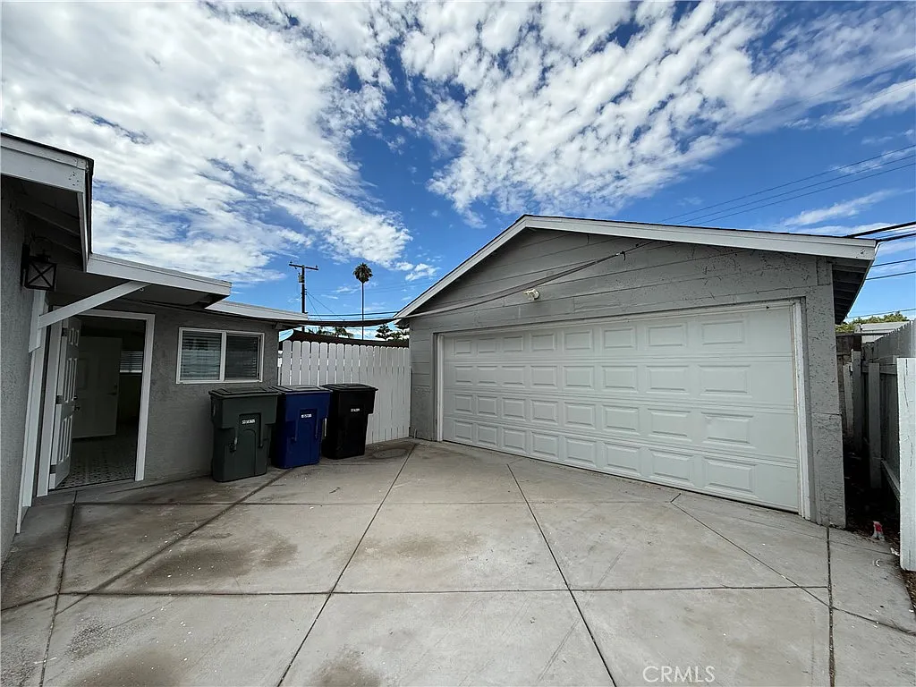 3 bed, 1204 sqft, $4,200 — Photo 3