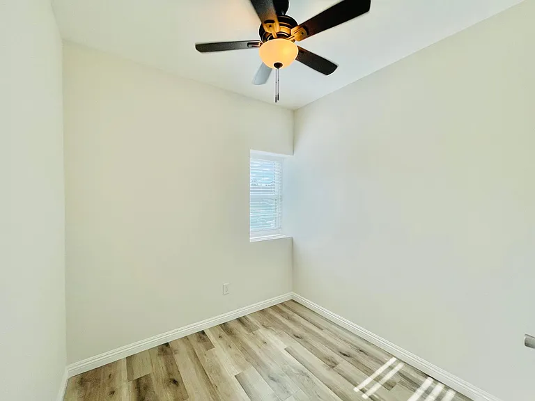 142 E Morgan St #B — Photo 15