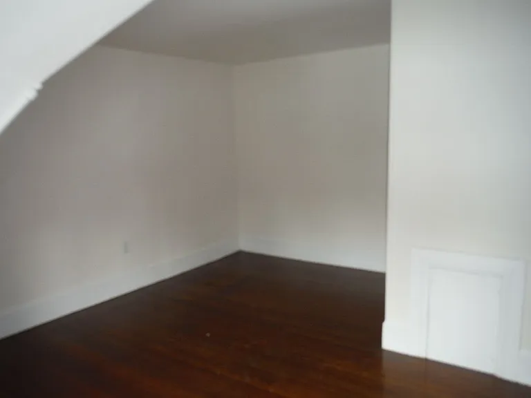 453 Glen St — Photo 10
