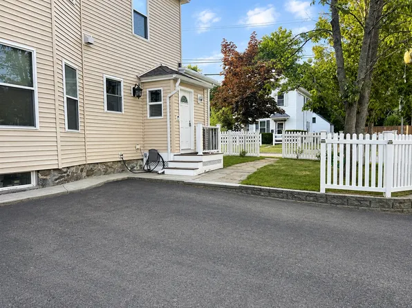 2 Union St, North Andover, MA 01845