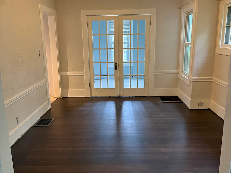 1215 Thomas St SE — Photo 3