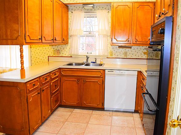 3rd image of 63 Wildwood Ln