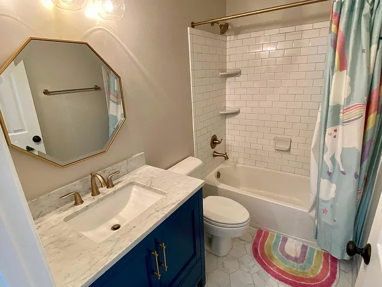 Additional full bathroom on upstairs level