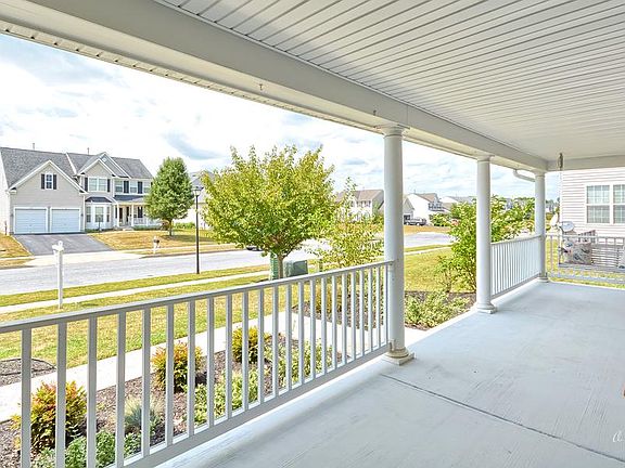 4th image of 128 Greenwich Dr