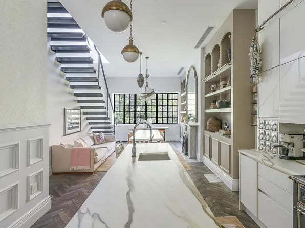 457 W 22nd St, New York, NY 10011