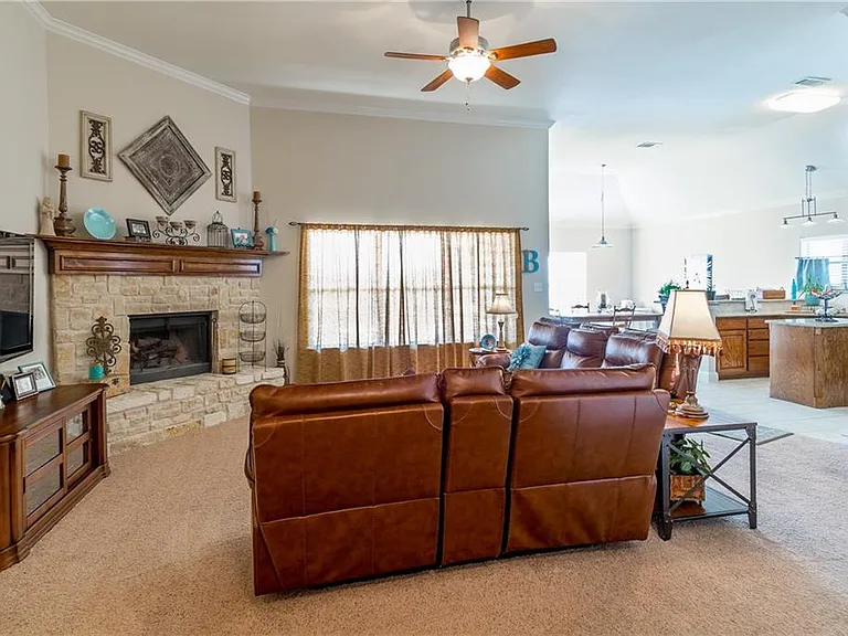 225 Glenview Dr — Photo 2