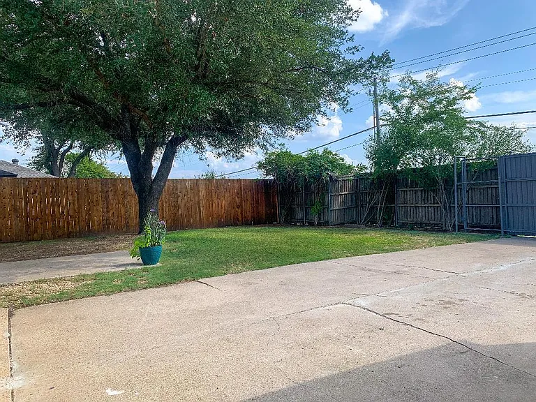 San Saba St — Photo 16