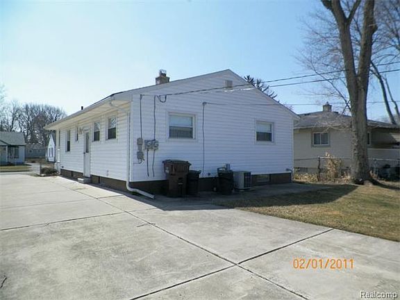 3rd image of 28552 Elmwood St