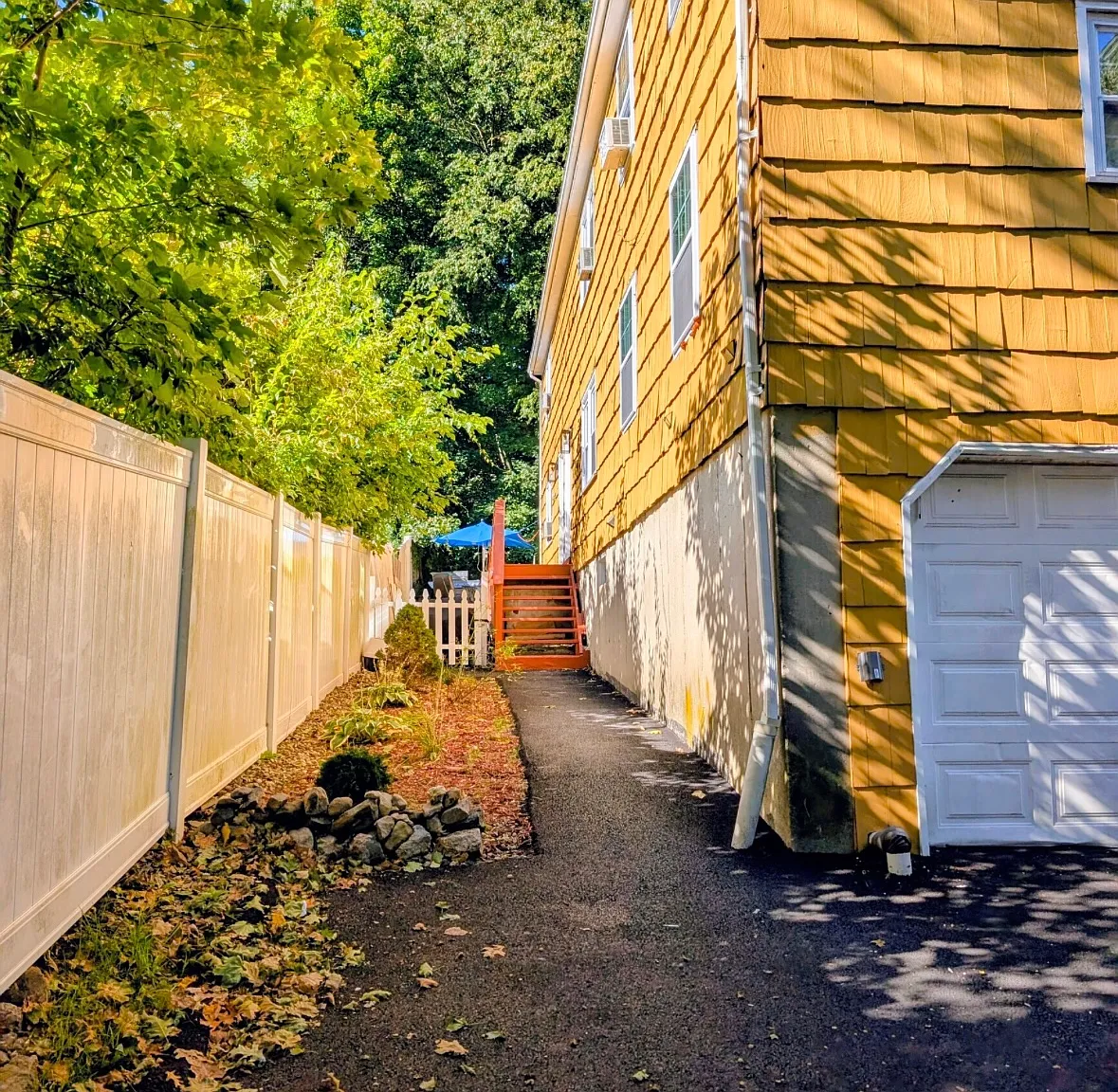 3 bed, 1.5 bath, 1220 sqft, $2,700 — Photo 2
