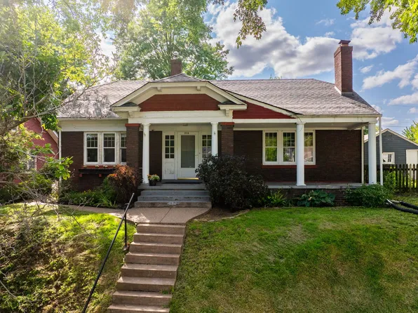 2516 Middle Rd, Davenport, IA 52803