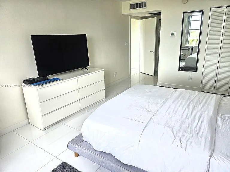 5161 Collins Ave #707 — Photo 23