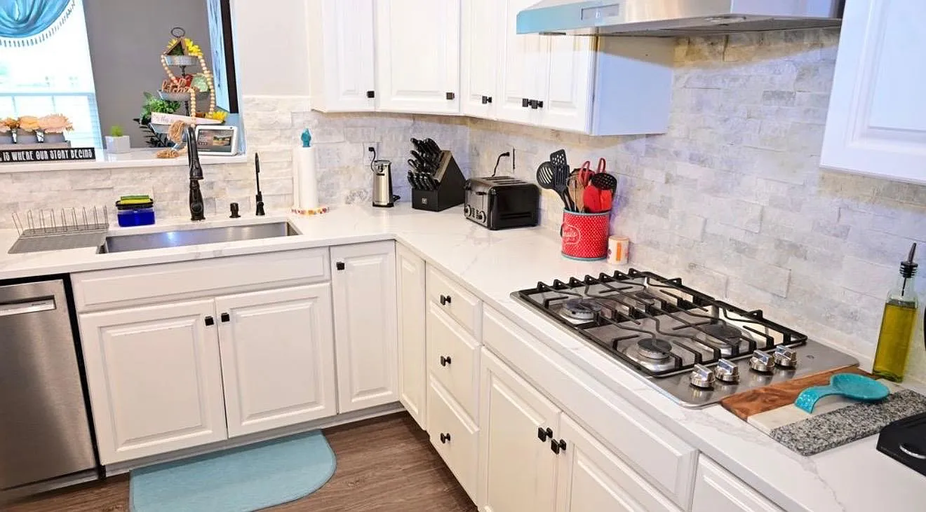 7 bed, 4686 sqft, $3,800 — Photo 3