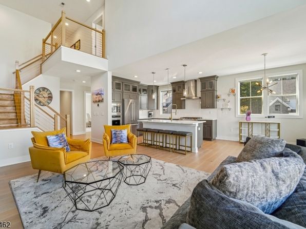 2 Lawrence Ln