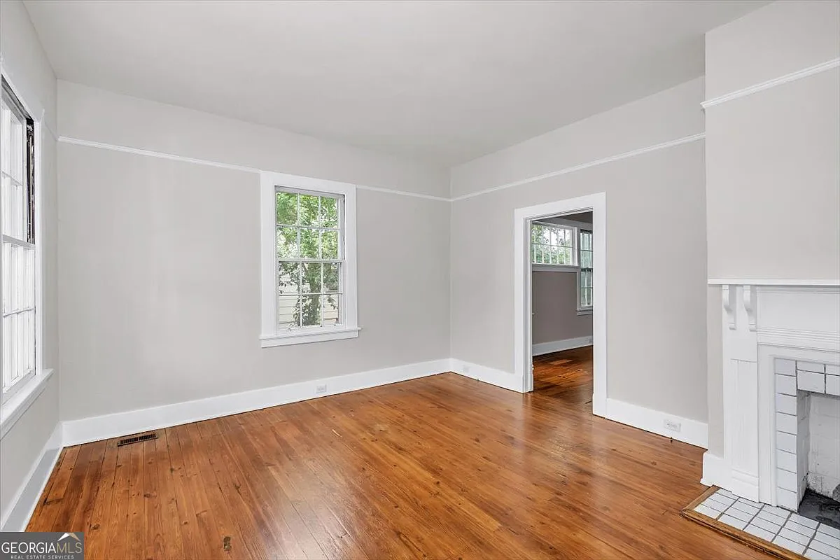 3 bed, 1.0 bath, 1324 sqft, $1,250 — Photo 2