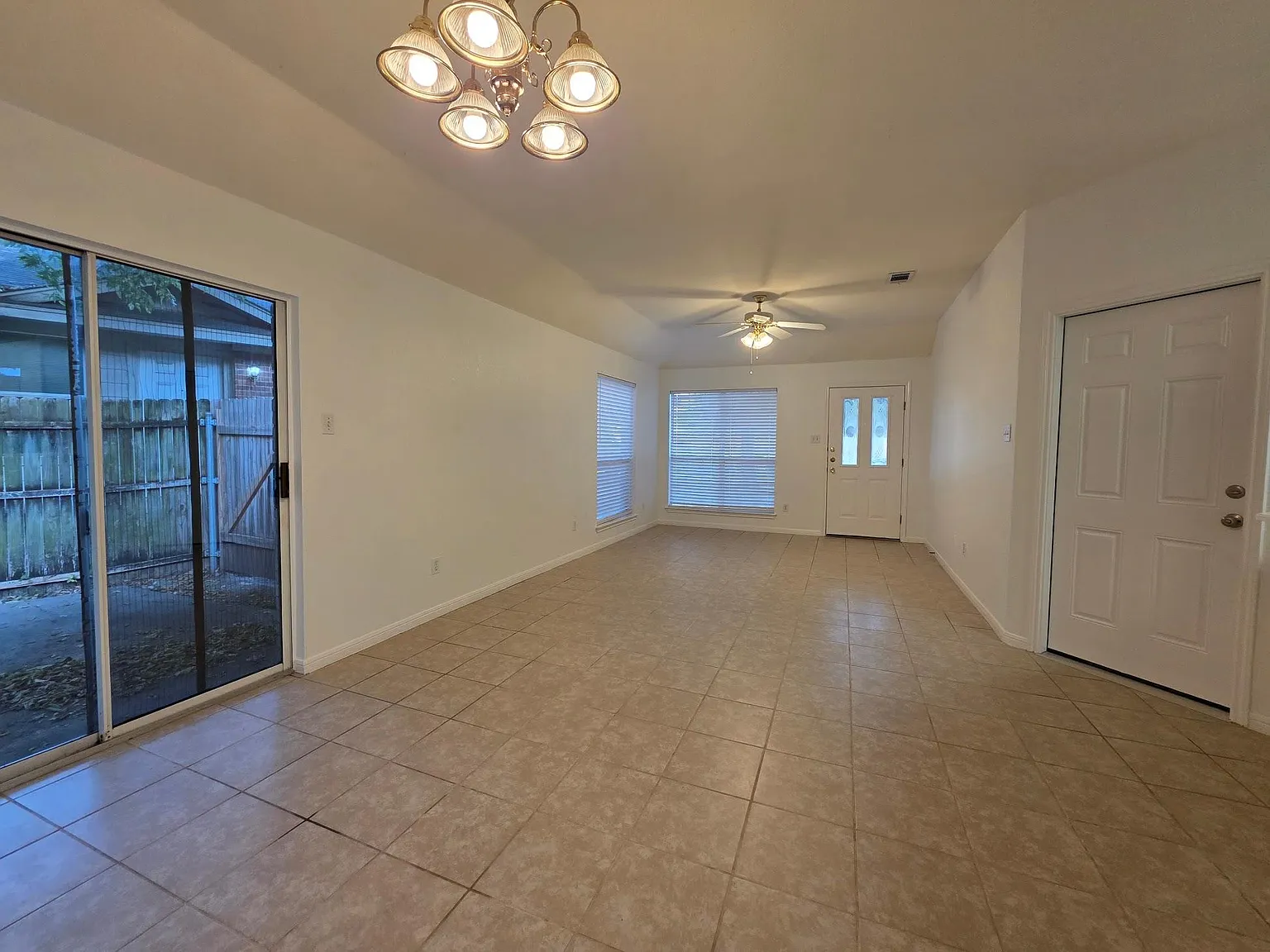 3 bed, 2.0 bath, 2507 sqft, $1,695 — Photo 2