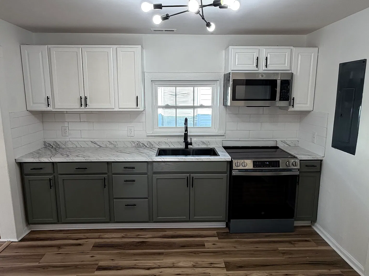 3 bed, 816 sqft, $1,830 — Photo 3