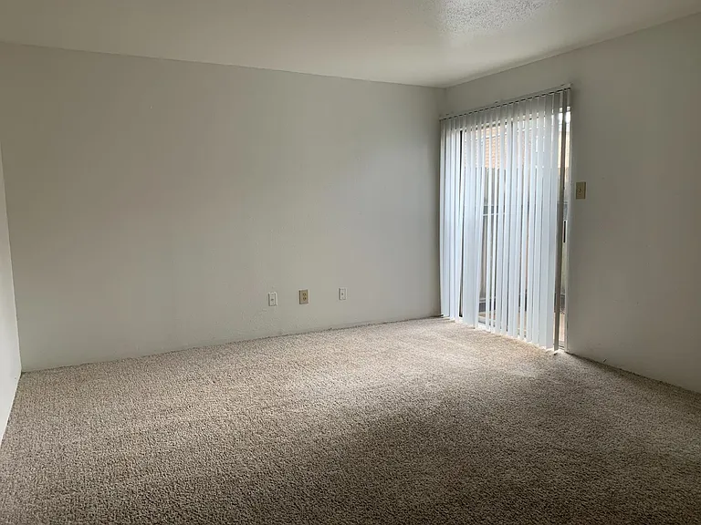Emerald Cove Apartments — Photo 40