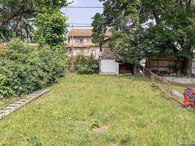 82 Prospect St — Photo 32