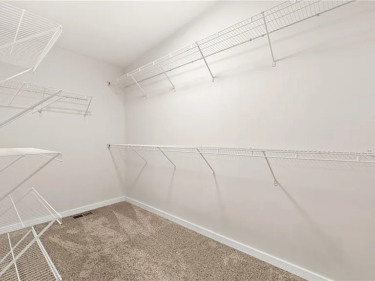 221 Columbus Dr — Photo 32