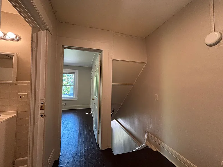 86-88 Baycliff Dr — Photo 10