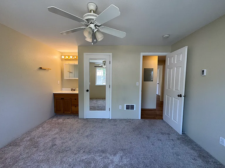 835 SW 10th St — Photo 15