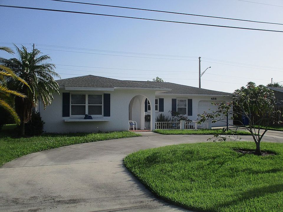 Circular Drive, Nice yard