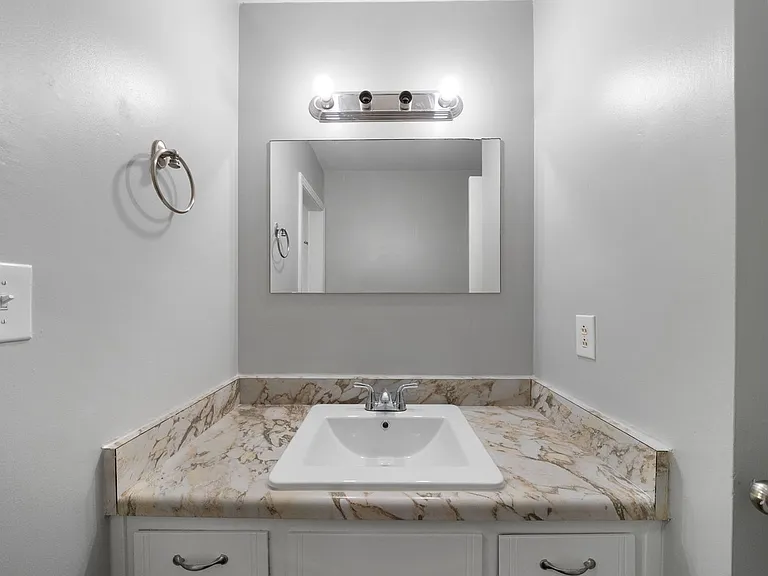 300 Hundred Oaks Dr — Photo 11