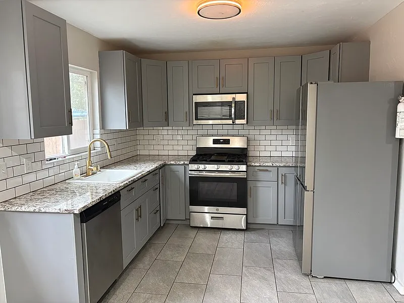 3 bed, 1.0 bath, 960 sqft, $1,900 — Photo 1