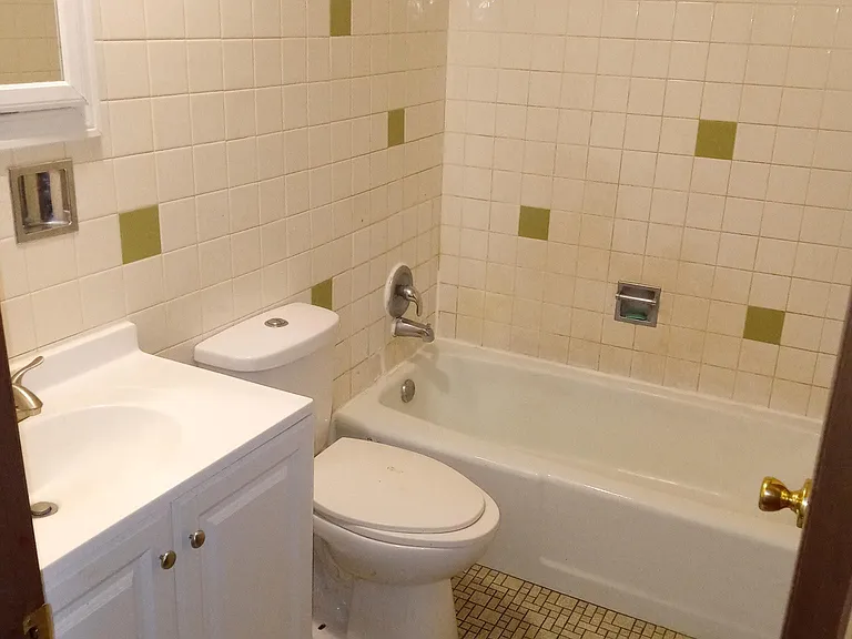 1020 E 150th Pl #2E — Photo 7
