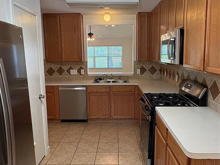 17511 Hoover Gardens Dr — Photo 13