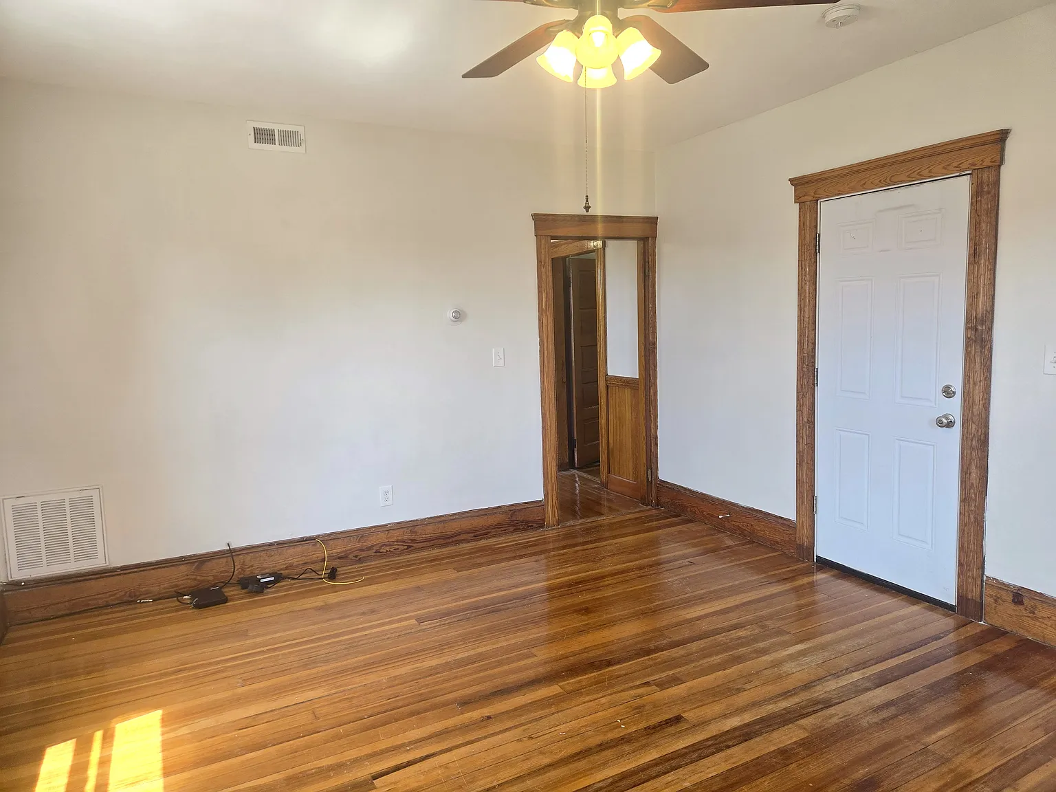 3 bed, 1200 sqft, $2,100 — Photo 2