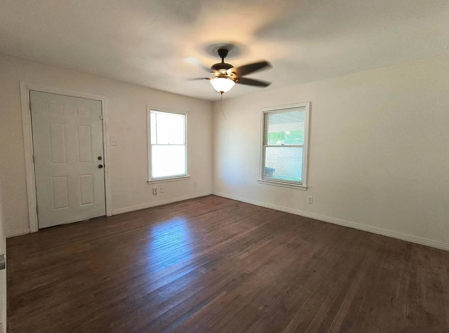 Remodeled 3-bedroom 1 bath home with large fenced in back yard! — Photo 3