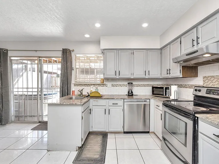 5837 Sunforest Dr — Photo 11