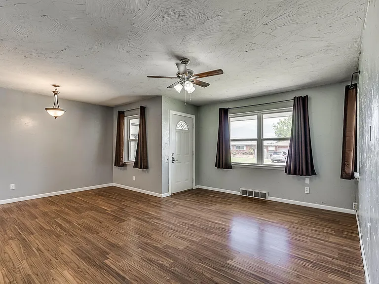 820 E Carroll Ln — Photo 4